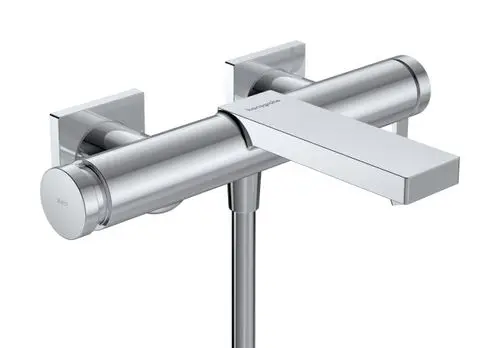 Einhebel-Wannenmischer von Hansgrohe mit chromfarbener Oberfläche und Kubus-Design. Wandmontage mit seitlichem Bedienhebel zur Wassersteuerung.